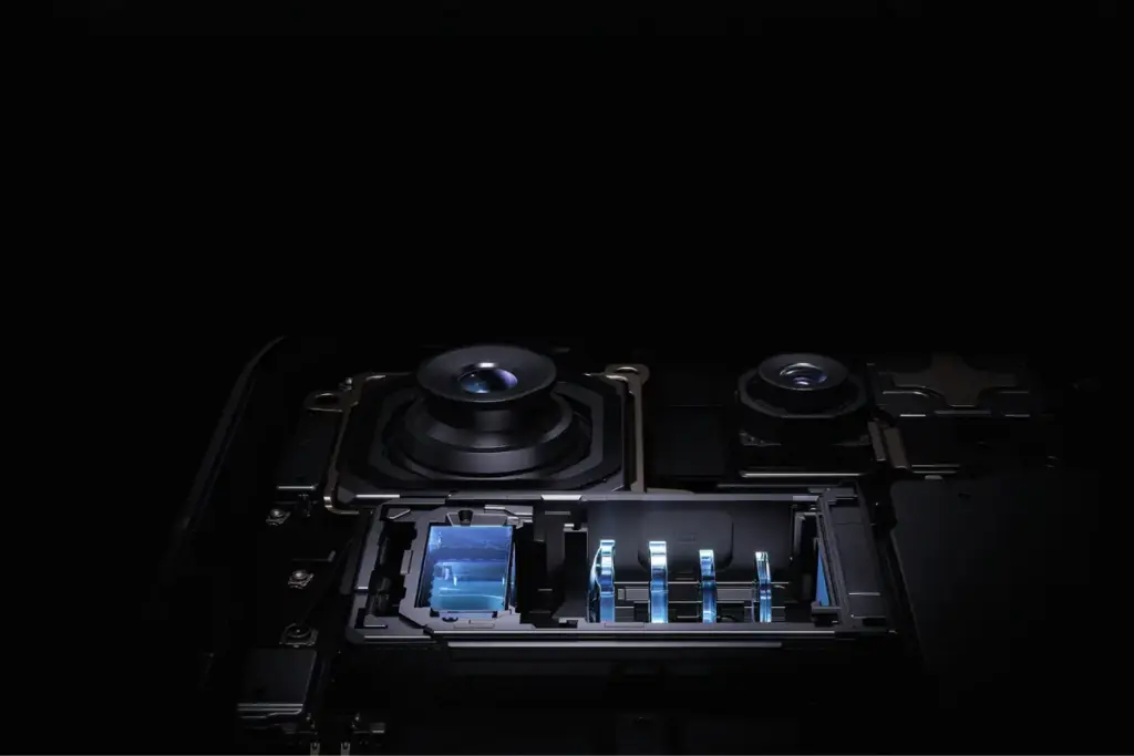 Câmeras do Xiaomi 17T Pro e 17T: Tudo o que foi Anunciado em 2026 4 Interior do módulo de câmera do Xiaomi 17T Pro com sensores e mecanismo interno expostos e iluminação azul
