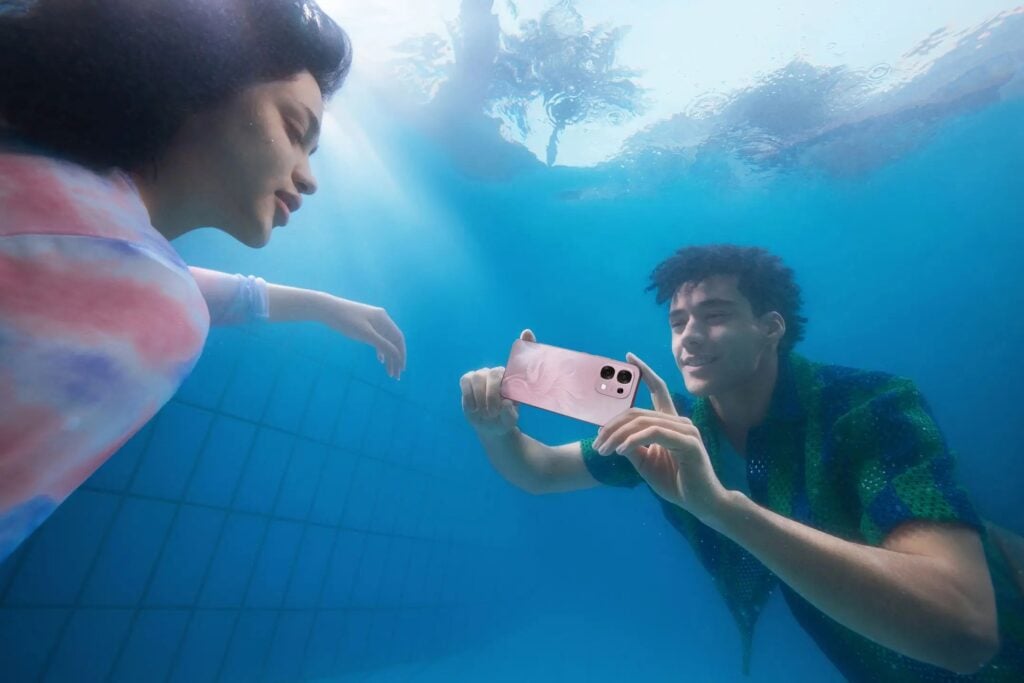OPPO A6 Pro sendo utilizado embaixo d'água em modo subaquático.