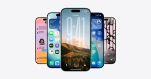 iPhones exibindo em suas telas detalhes com o novo sistema da Apple, o iOS 27.