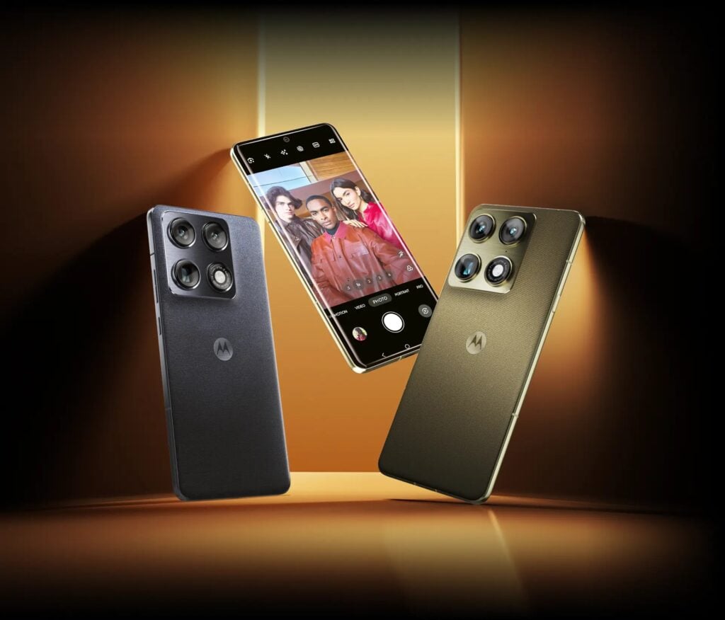 Fotografia de outro nível: conheça os 5 celulares com as câmeras mais avançadas do Brasil 17 Três unidades do Motorola Signature nas cores Verde Oliva e Preto, exibindo o design ultrafino, o conjunto de câmeras traseiras e a tela ligada.