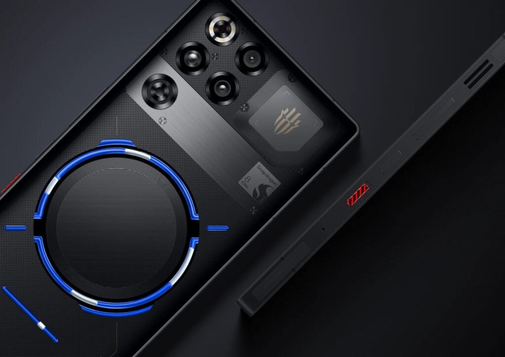 RedMagic 11 Pro exibe traseira transparante com sistema de resfriamento liquído.