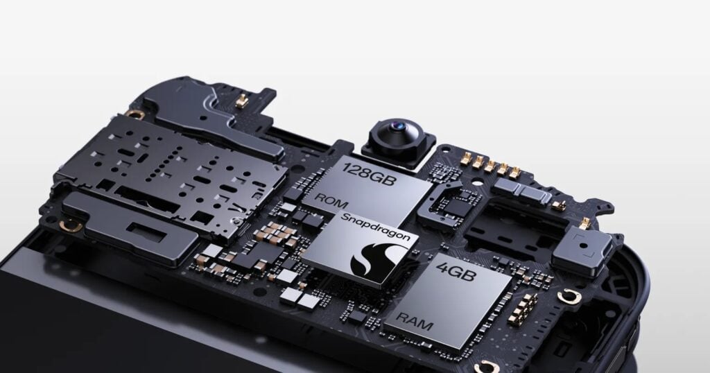 Processador Qualcomm Snapdragon 685 ao lado de componentes de memória do OPPO A6t