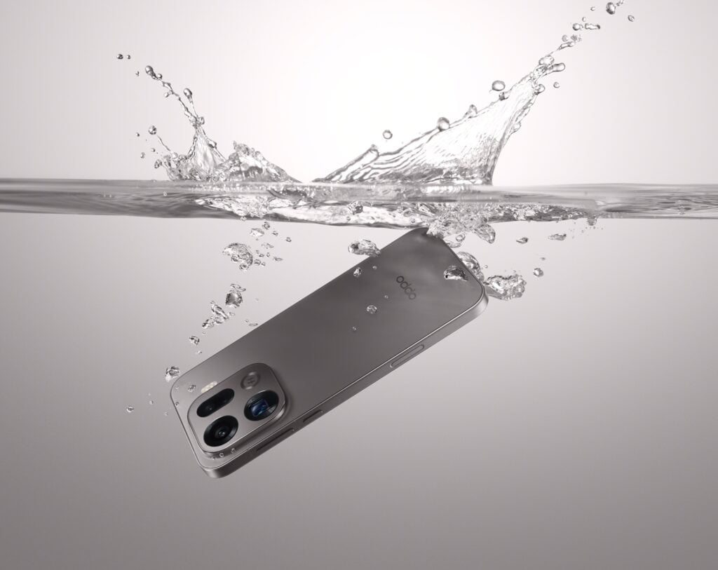 Fotografia de outro nível: conheça os 5 celulares com as câmeras mais avançadas do Brasil 13 OPPO Find X9 Pro na cor titânio grafite imerso em água.
