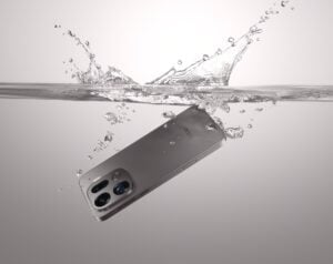 OPPO Find X9 Pro na cor titânio grafite imerso em água.