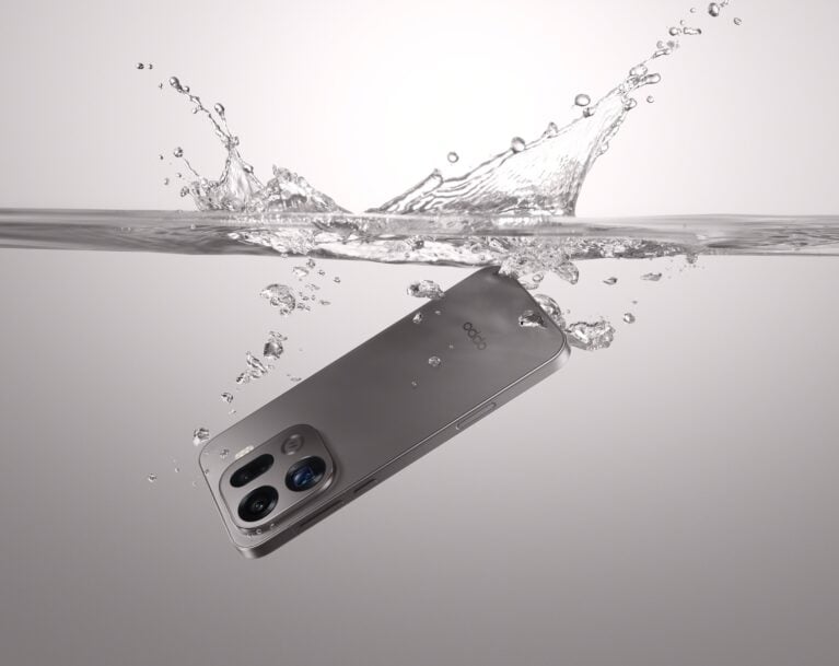 OPPO Find X9 Pro na cor titânio grafite imerso em água.