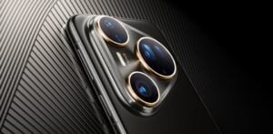 Huawei Pura 80 Ultra na cor Preta com detalhes dourados exibindo o conjunto de câmeras traseiro