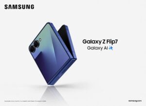 Galaxy Z Flip 7 na cor azul em imagem promocional