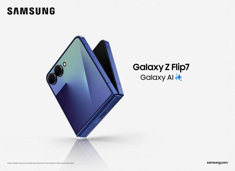 Galaxy Z Flip 7 na cor azul em imagem promocional