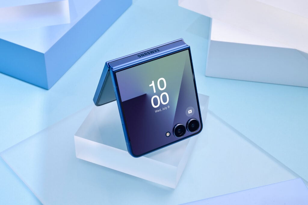 Galaxy Z Flip 7 na cor azul parcialmente aberto