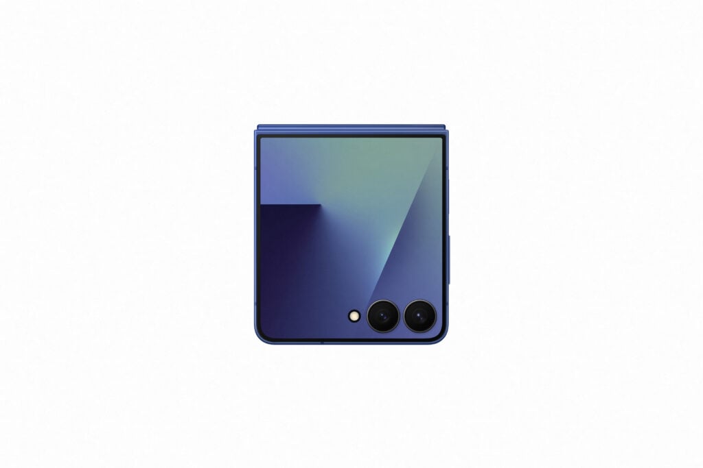 Galaxy Z Flip 7 na cor azul exibindo a tela externa e as câmeras