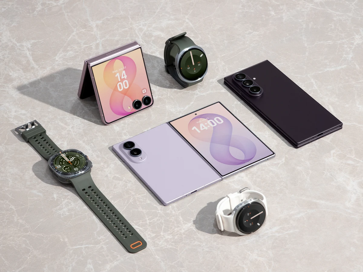 Galaxy Watch Ultra 2 e Galaxy Watch 9 ao lado dos dobráveis Galaxy Z sobre superfície de mármore