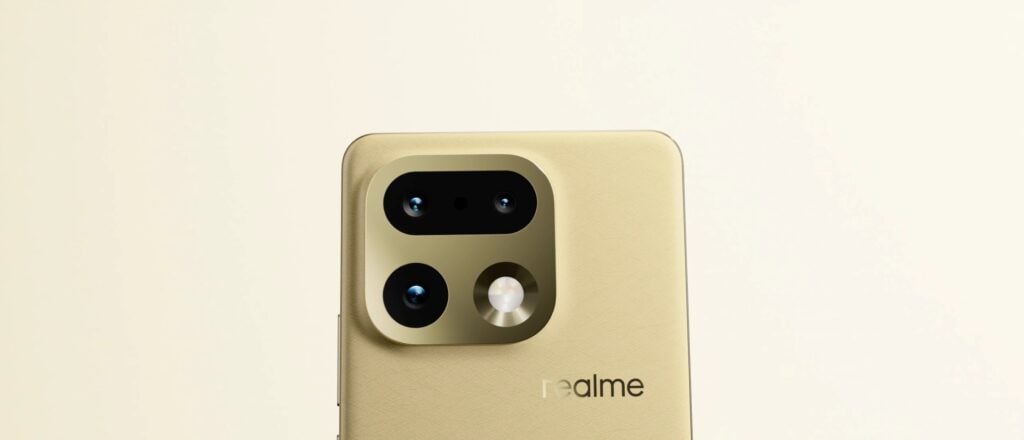 Autonomia no topo: os smartphones com as baterias mais duradouras à venda no Brasil 17 realme 16 Pro+ na cor dourado exibindo as câmeras traseiras em moldura diferenciada