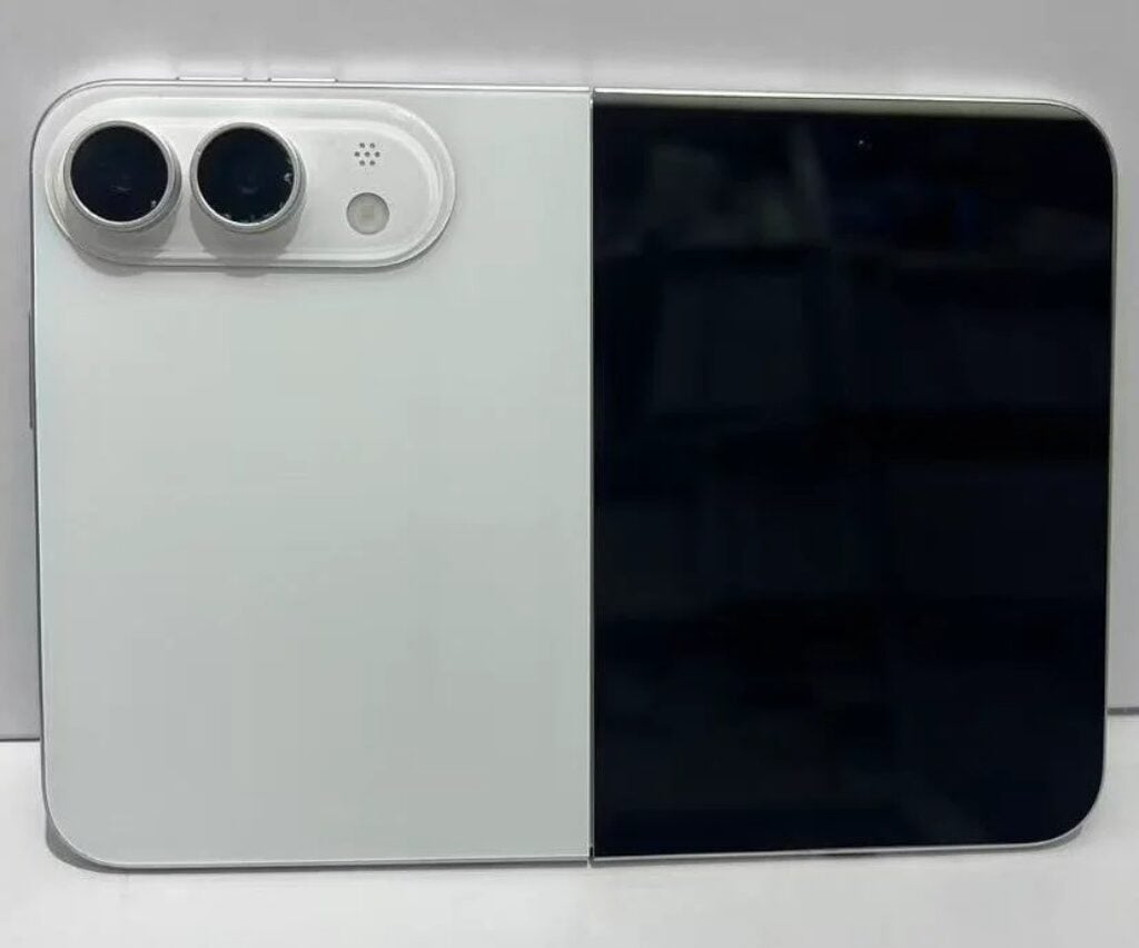 iPhone Ultra com câmeras traseiras em destaque e tela flexível