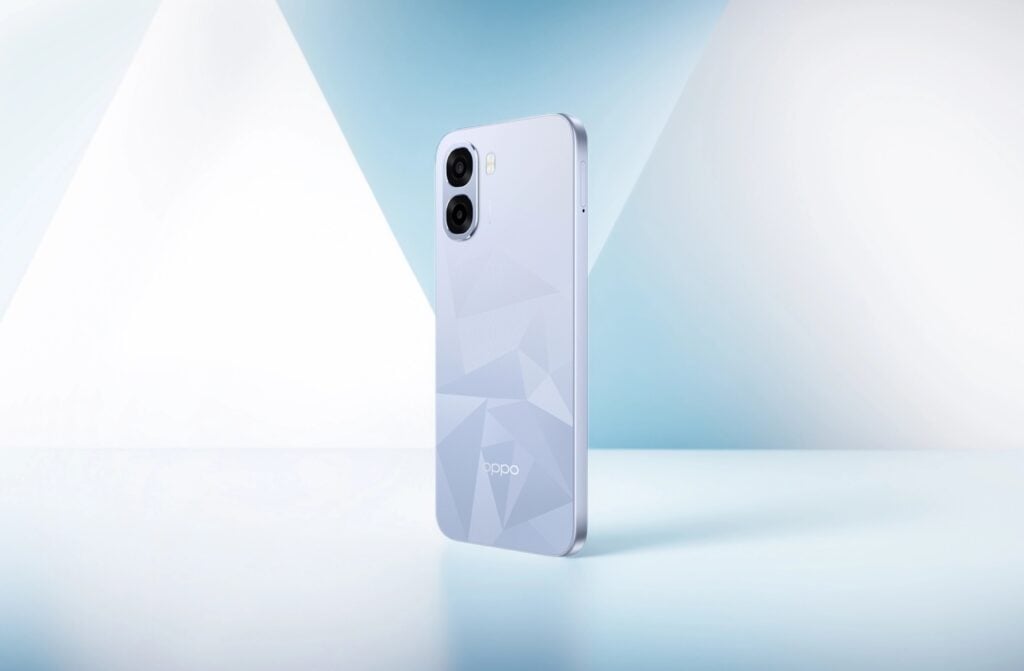 Smartphone OPPO: conheça 5 modelos da marca chinesa que valem a pena em 2026 9 OPPO A6k na cor Azul Cristal exibindo a parte traseira