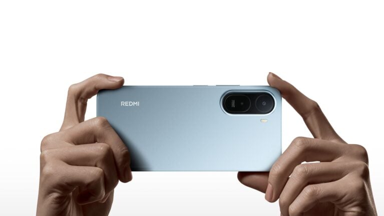 REDMI A7 Pro na cor azul sendo apontado para a frente
