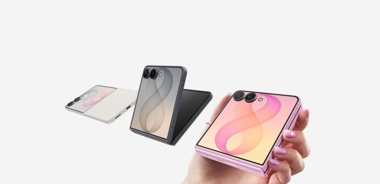 Mão segurando o Galaxy Z Flip 8 rosa com tela externa acesa, acompanhado de outros dois modelos em cinza e branco sobre fundo claro.