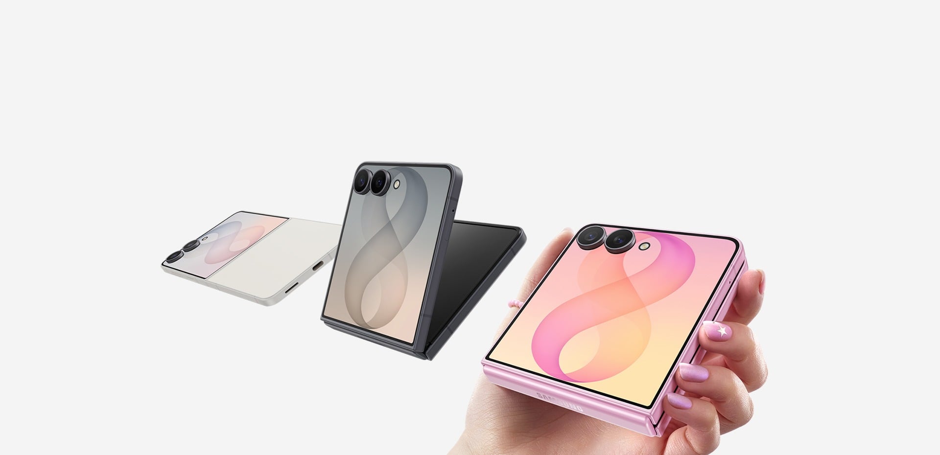 Mão segurando o Galaxy Z Flip 8 rosa com tela externa acesa, acompanhado de outros dois modelos em cinza e branco sobre fundo claro.