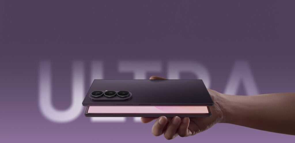 Galaxy Z Fold 8 Ultra com a tela parcialmente aberta 