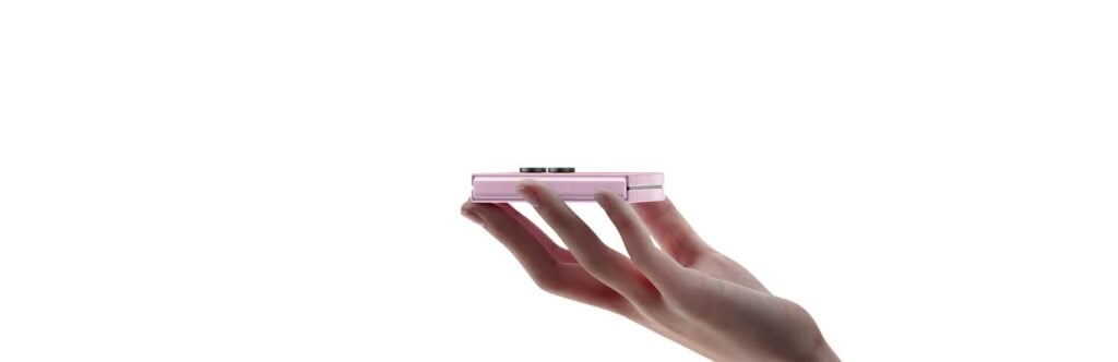 Galaxy Z Flip 8 na cor rosa fechado.