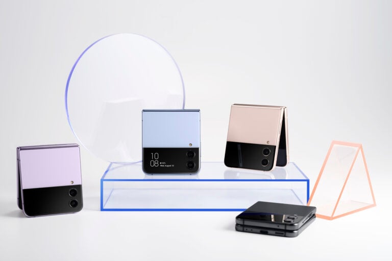 Samsung Galaxy Z Flip 4 em diferentes cores e posições diversas