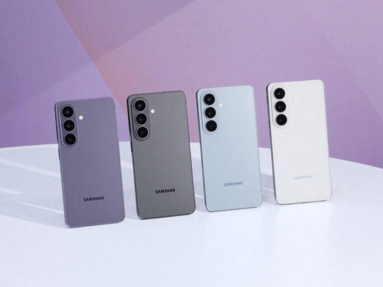 Samsung Galaxy S26 nas cores violeta, preto, azul e branco enfileirados lado a lado