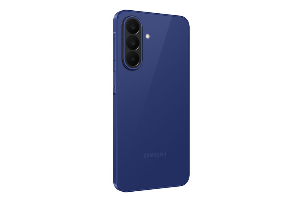 Parte traseira em ângulo do Samsung Galaxy A27 5G azul escuro, destacando o acabamento brilhante, as bordas laterais totalmente planas e o módulo em relevo com três câmeras.