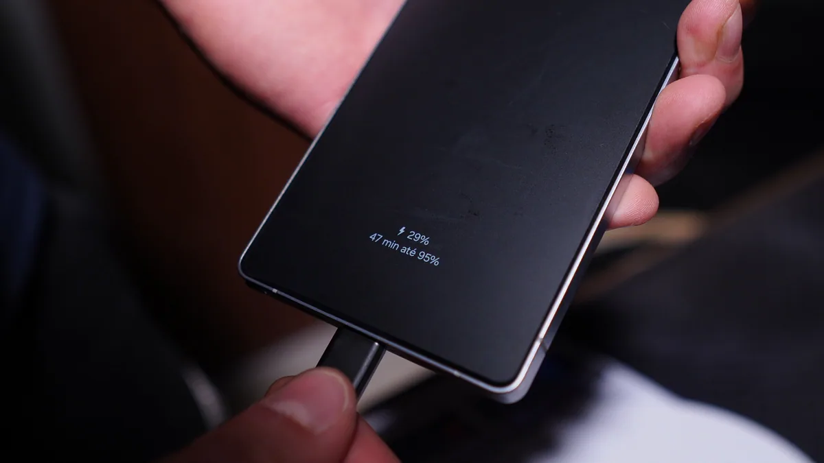 Galaxy S25 Ultra Vale a Pena em 2026? Minha Experiência Após 4 Meses de Uso 12 Galaxy S25 Ultra carregando pelo cabo, com o tempo restante na tela