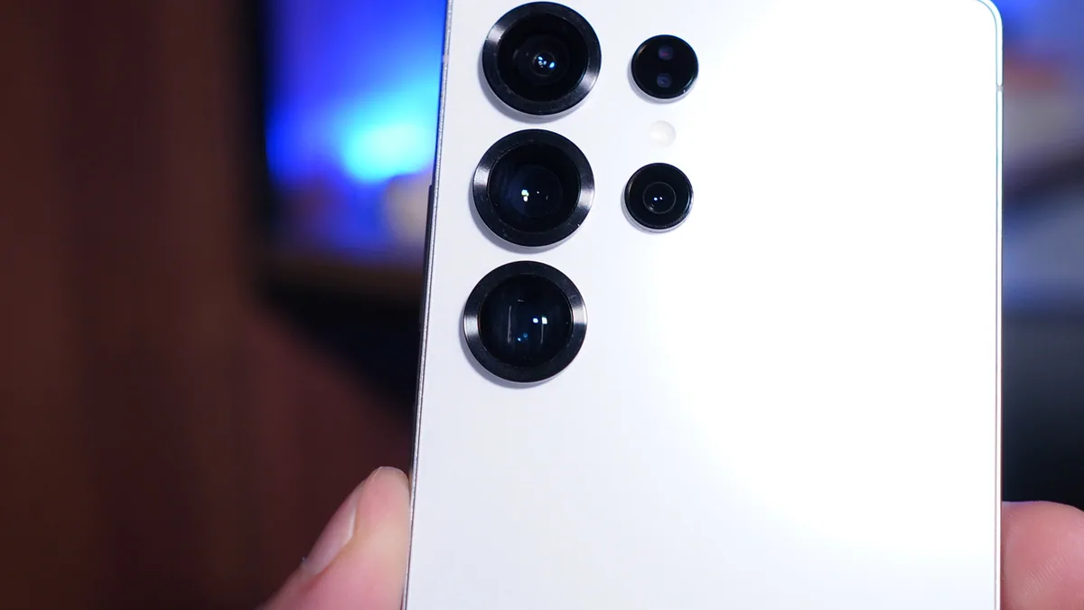 Galaxy S25 Ultra Vale a Pena em 2026? Minha Experiência Após 4 Meses de Uso 15 Close nos detalhes ao redor das quatro câmeras traseiras do Galaxy S25 Ultra
