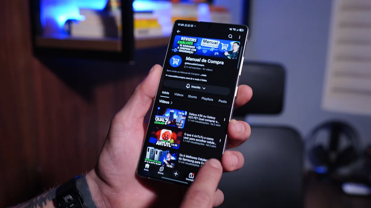 Galaxy S25 Ultra Vale a Pena em 2026? Minha Experiência Após 4 Meses de Uso 13 Tela AMOLED de 6,9 polegadas do Galaxy S25 Ultra ligada, segurada na mão