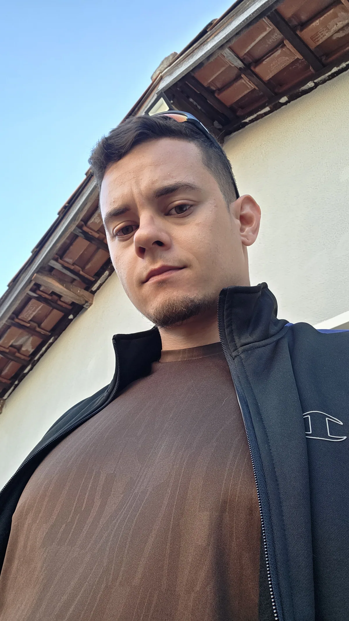 Selfie ao ar livre feita com a câmera frontal de 12 MP do Galaxy S25 Ultra
