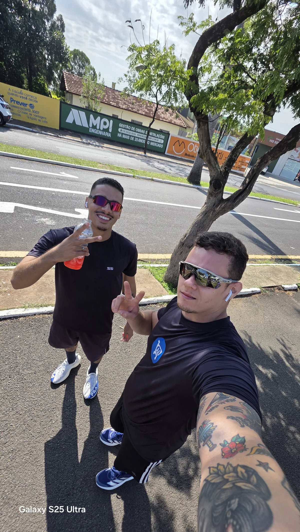 Foto original com duas pessoas, antes da edição pela IA do Galaxy S25 Ultra
