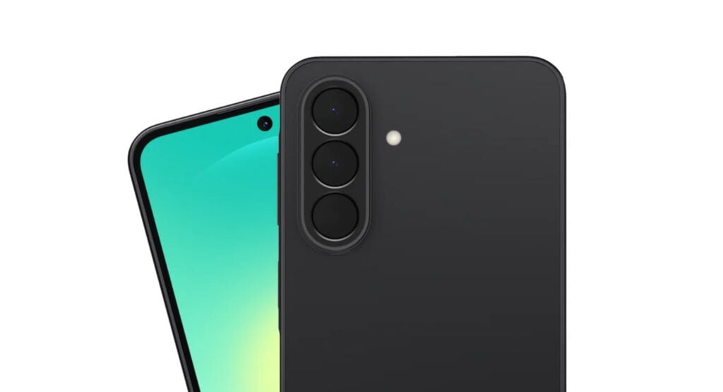 Traseira de um smartphone preto destacando o módulo em relevo com três lentes de câmera verticais e um flash LED ao lado.