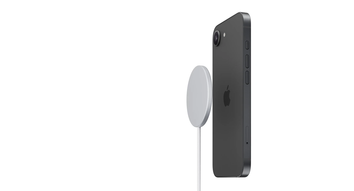 iPhone 17e Vale a Pena em 2026? Agora Custa Menos que o iPhone 16 8 Carregador MagSafe preso na traseira preta do iPhone 17e