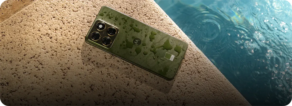 Motorola Edge 70 Vale a Pena em 2026? Análise do Celular Ultrafino da Motorola 4 Traseira texturizada do Motorola Edge 70 sobre pedra molhada, aparelho com certificação IP68 e IP69