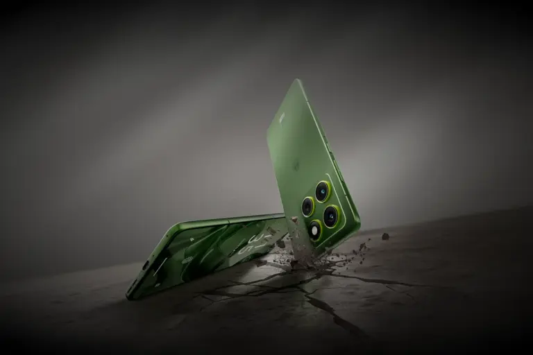 Motorola Edge 70 vale a pena? Aparelho verde de 5,99 mm fincado em superfície rachada, visto de traseira e lateral