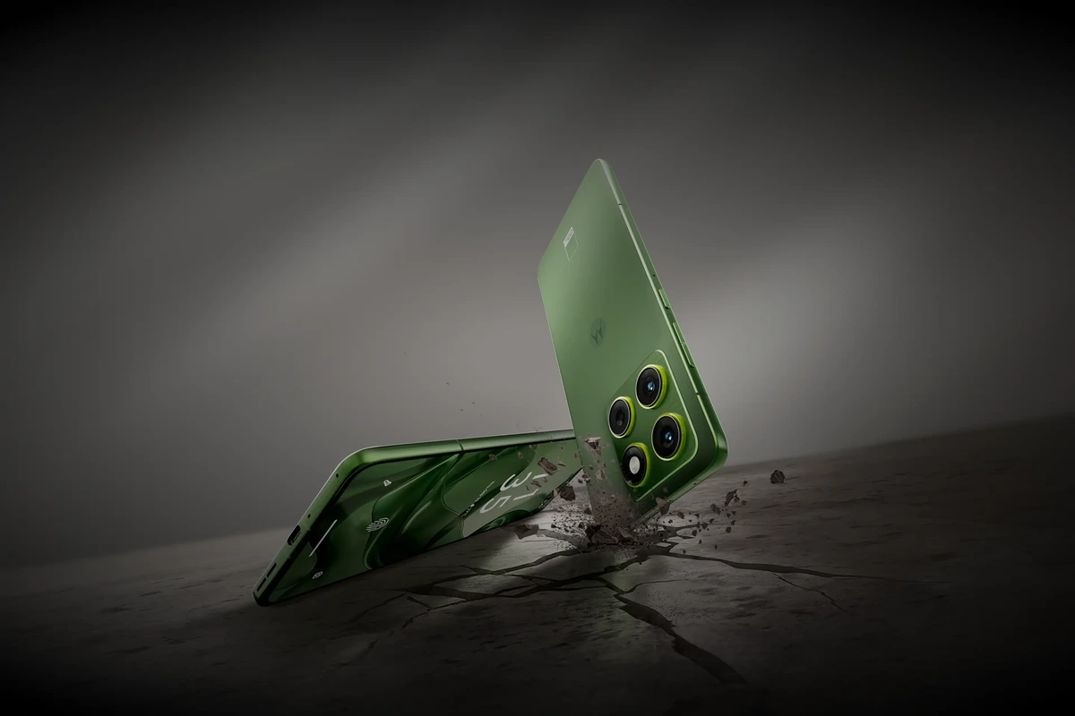 Motorola Edge 70 vale a pena? Aparelho verde de 5,99 mm fincado em superfície rachada, visto de traseira e lateral