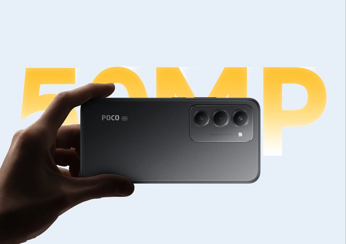 Traseira do POCO M8s 5G segurada na mão, com o conjunto de câmeras de 50 MP e abertura f/1.8