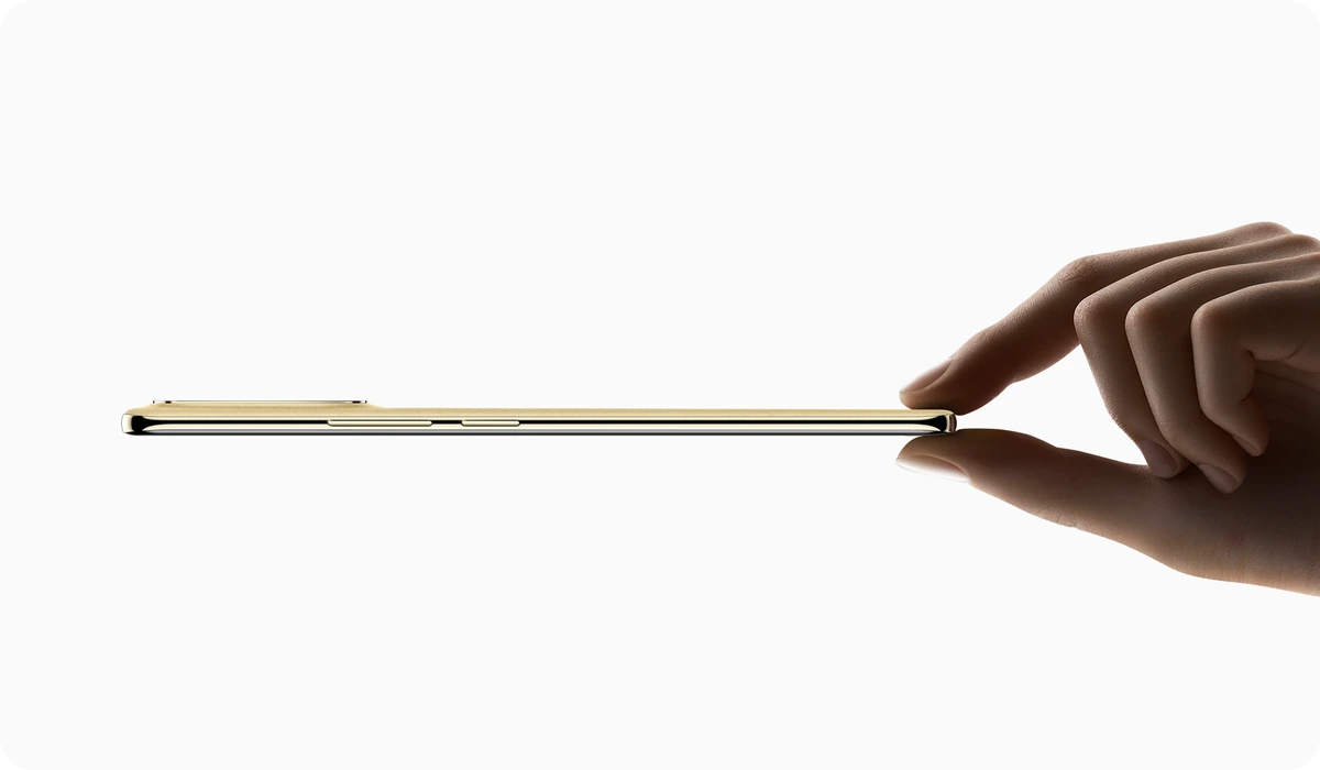 Realme 16 Pro Plus é Bom? Análise Completa do Celular de 200 MP e 7.000 mAh 4 Perfil do Realme 16 Pro Plus dourado segurado entre os dedos, mostrando os 8,49 mm de espessura