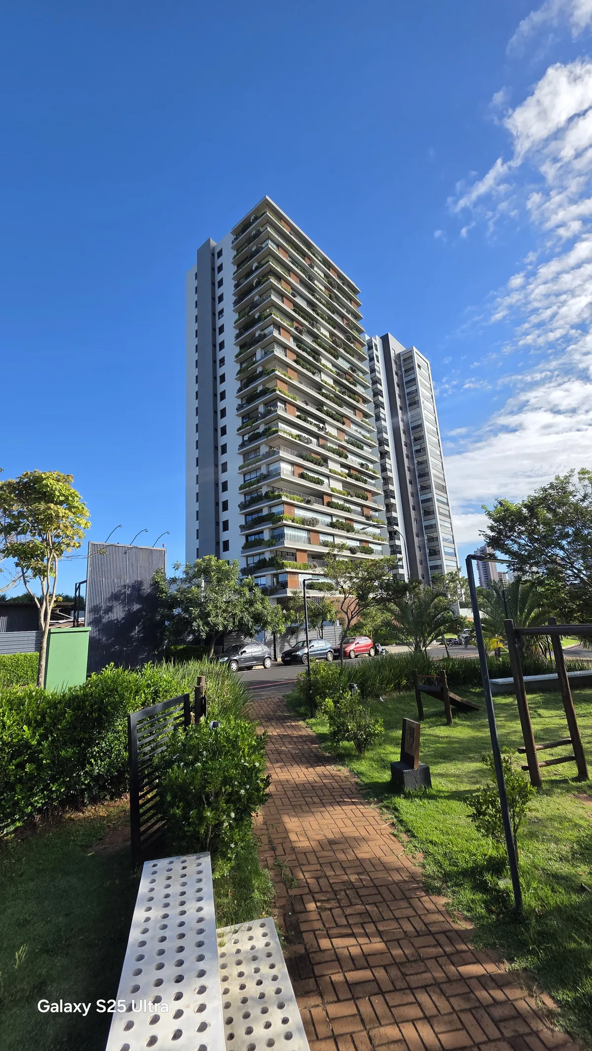 Prédio residencial inteiro enquadrado pela ultra wide de 50 MP do Galaxy S25 Ultra