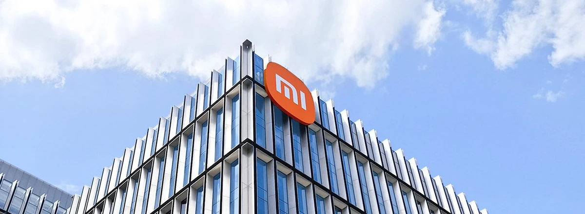 Xiaomi Importado no Brasil: Tudo o Que Você Precisa Saber Antes de Comprar 2 Fachada da sede da Xiaomi com o logo mi no topo do predio