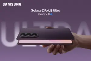 Galaxy Z Fold 8 Ultra vale a pena? Dobrável roxo escuro fechado na mão, com o módulo de três câmeras