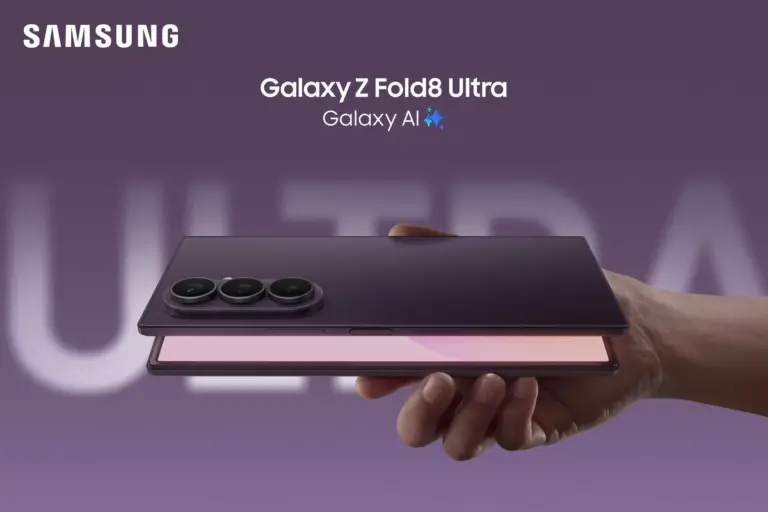 Galaxy Z Fold 8 Ultra vale a pena? Dobrável roxo escuro fechado na mão, com o módulo de três câmeras