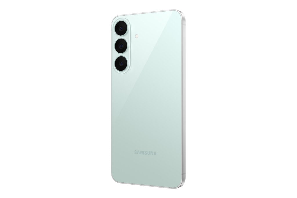 Galaxy S26 FE chega ao Brasil com One UI 9; veja preço e ficha técnica 7 Galaxy S26 FE na cor Verde Pistache exibindo a parte traseira com foco nos sensores fotográficos.