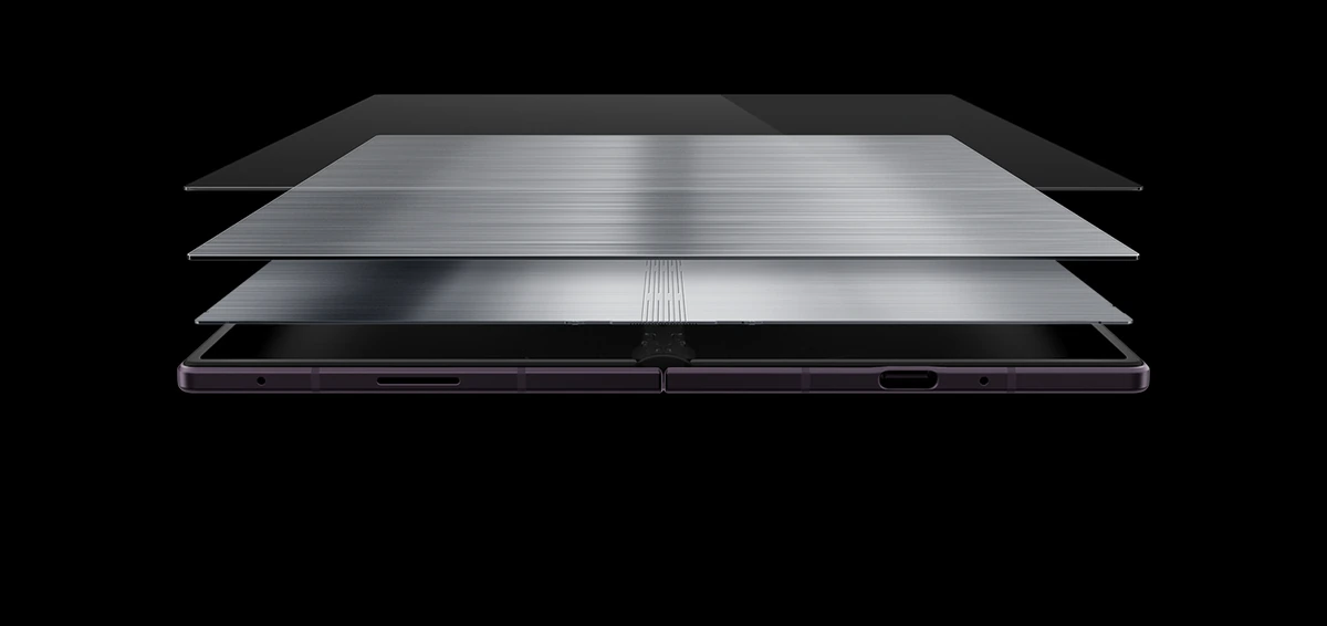 Camadas do painel do Galaxy Z Fold 8 Ultra separadas, mostrando a estrutura Flex Titanium sob a tela
