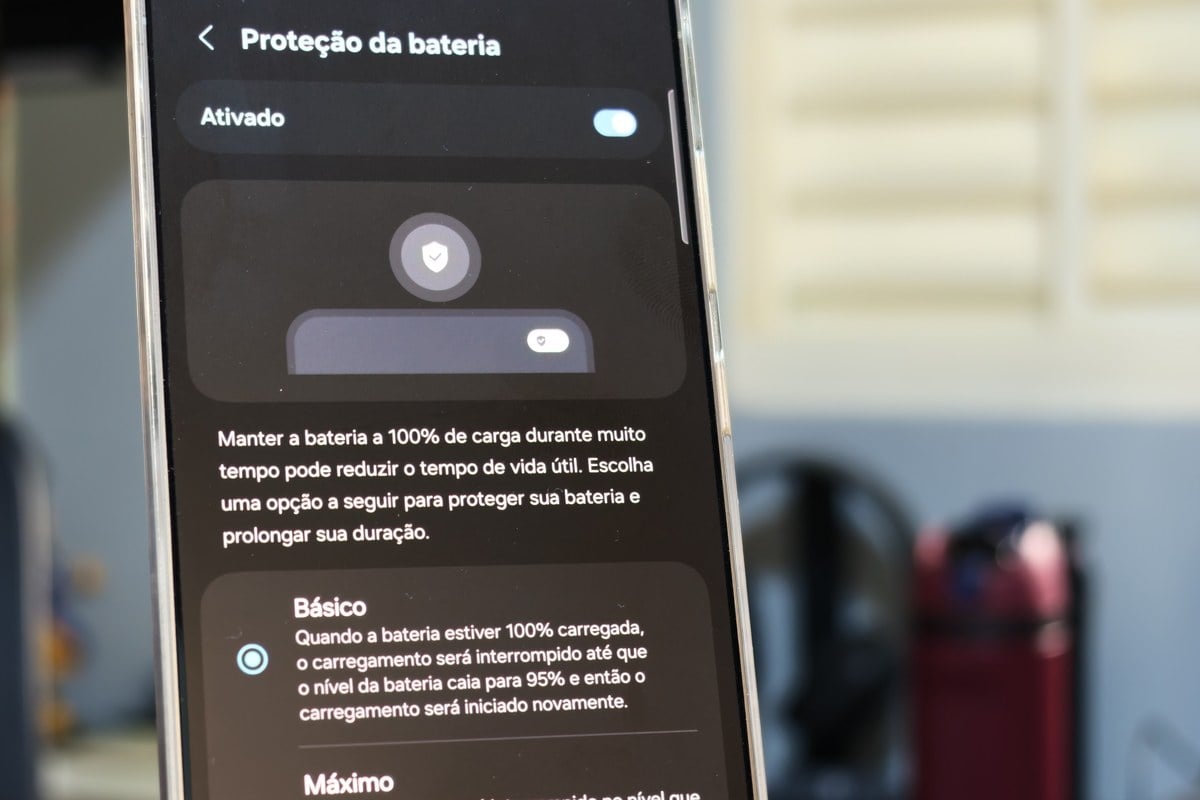 Proteção de Bateria da Samsung: O Que É e Vale a Pena Ligar em 2026? 1 Tela Proteção da bateria do One UI com a chave Ativado e o modo Básico selecionado