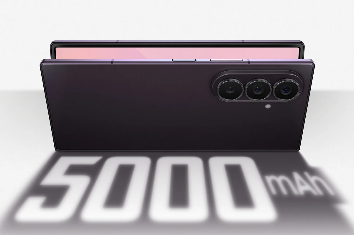 Galaxy Z Fold 8 Ultra sobre a inscrição 5000 mAh, capacidade da bateria de silício-carbono