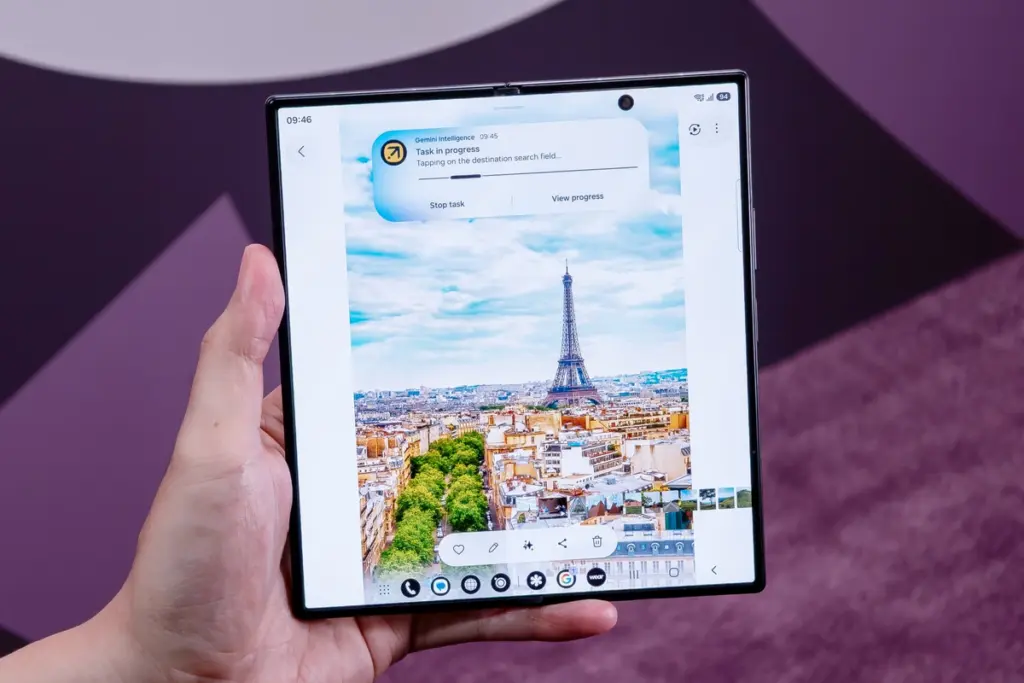 Galaxy Z Fold 8 Ultra aberto na mão com recurso de inteligência artificial na tela