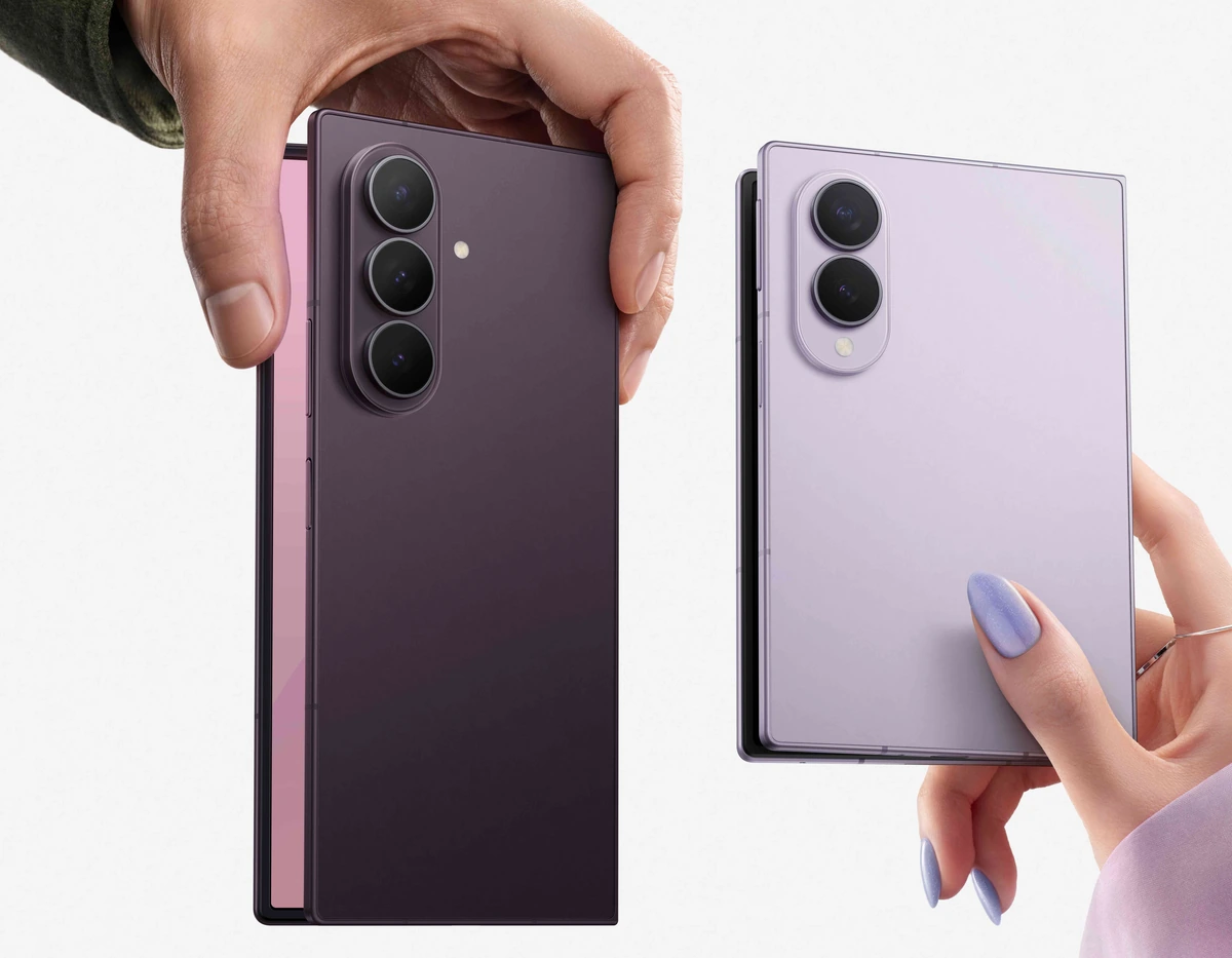 Galaxy Z Fold 8 Ultra roxo escuro ao lado do Galaxy Z Fold 8 lavanda, os dois vistos pela traseira