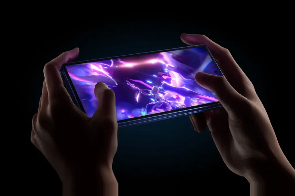 Galaxy Z Fold 7 aberto sendo usado com as duas mãos para jogar em tela cheia