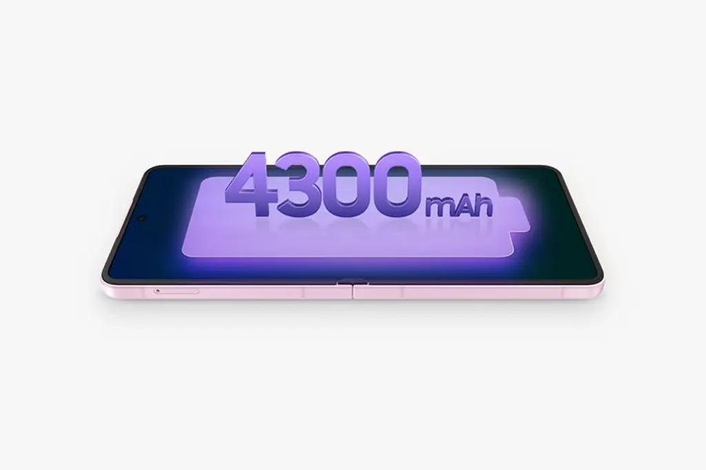 Galaxy Z Flip 8 deitado com a indicação de bateria de 4.300 mAh sobre a tela